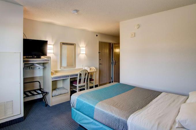 Econo Lodge Menomonie Exterior photo