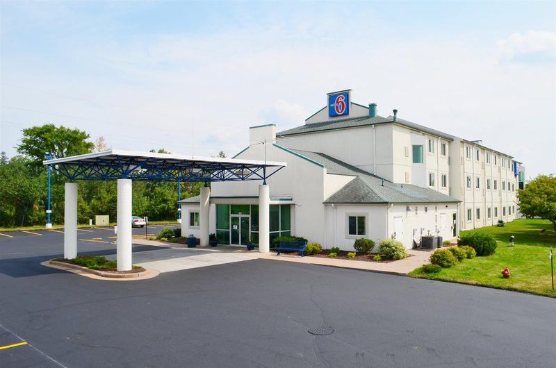 Econo Lodge Menomonie Exterior photo